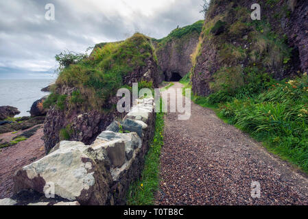 Il percorso che conduce alla Grotta Cushendun in Irlanda del Nord Foto Stock