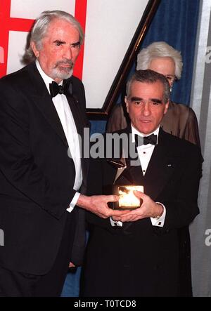 LOS ANGELES, CA. Febbraio 20, 1997: Direttore Martin Scorsese (destra) con l'attore Gregory Peck presso il Beverly Hilton dove fu onorato con la American Film Institute's Lifetime Achievement Award. Immagine: Paul Smith/Featureflash Foto Stock