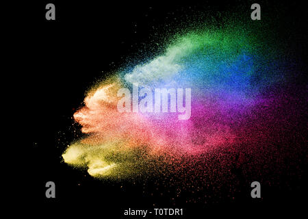 Abstract multicolore di esplosione di polvere su sfondo nero. Colore delle particelle di polvere opener sullo sfondo. Foto Stock