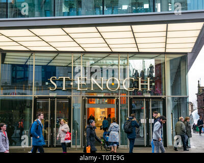 La gente camminare passato ingresso St Enoch shopping centre, Argyle Street, Glasgow, Scotland, Regno Unito Foto Stock