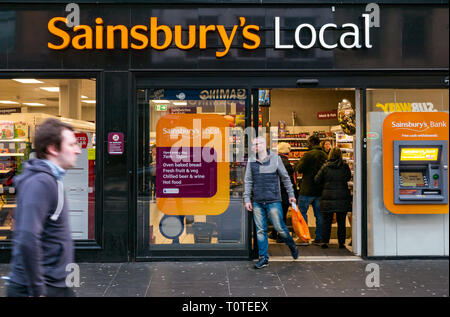 Le persone che si recano in e fuori di Sainsbury's locale negozio di alimentari, Argyle Street, Glasgow, Scotland, Regno Unito Foto Stock