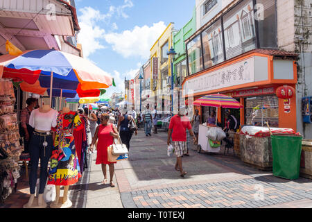 Coloratissimo mercato di strada, Swan Street, Bridgetown, St Michael parrocchia, Barbados, Piccole Antille, dei Caraibi Foto Stock