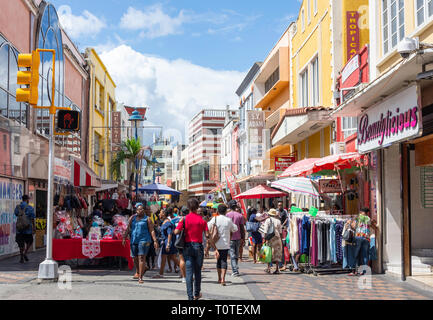 Coloratissimo mercato di strada, Swan Street, Bridgetown, St Michael parrocchia, Barbados, Piccole Antille, dei Caraibi Foto Stock