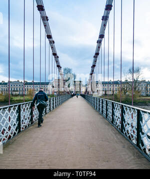 La gente camminare attraverso Portland Street ponte di sospensione, Glasgow, Scotland, Regno Unito Foto Stock
