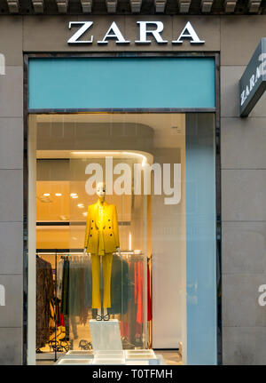 Negozio finestra display con il manichino, Zara negozio di abbigliamento per donna, Buchanan Street, Glasgow, Scotland, Regno Unito Foto Stock