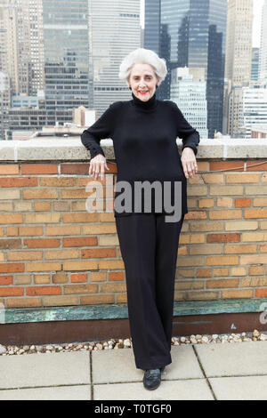 Sorridente donna matura, a Midtown Manhattan falda di tetto USA Foto Stock