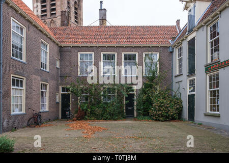 Un piccolo cortile bellissimo con case storiche in Delft, Paesi Bassi Foto Stock