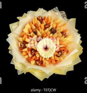 Magnifico profumo realizzato da diverse varietà di formaggi come un dono isolata su uno sfondo nero. Vista superiore Foto Stock
