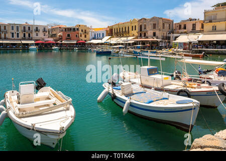 Creta, Grecia - 1 Maggio 2015: barche da pesca nel porto di Rethymnon. Isola di Creta, Grecia, Europa Foto Stock