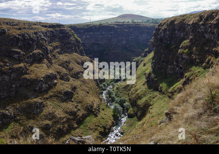 Vista del Dzoraget river canyon nei pressi di Lori Berd fortezza, Armenia Foto Stock