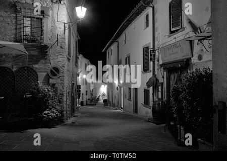 La strada principale, Via Roma, Radda in Chianti, Toscana, Italia di notte. Nero e versione whtie Foto Stock