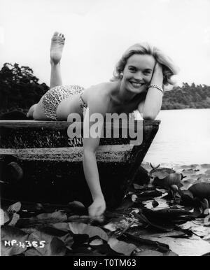 SHIRLEY EATON British attrice in bikini in barca sul lago di circa 1959 foto pubblicitarie Foto Stock