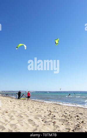 PALMA DE MALLORCA, Spagna - 17 Marzo 2019: spiaggia sabbiosa e kitesurfisti con orizzonte oceano su un soleggiato e ventoso giorno di marzo 17, 2019 in Palma de Mallo Foto Stock