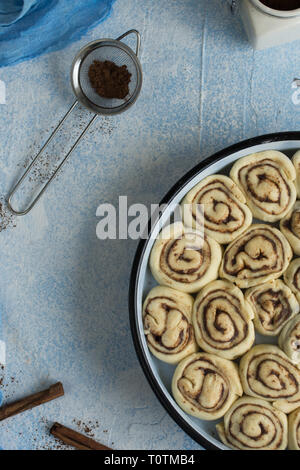 Close up crudo fresco rotoli alla cannella Foto Stock