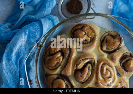 Close up di cosse al forno i rotolini alla cannella con sciroppo di zucchero sulla parte superiore Foto Stock