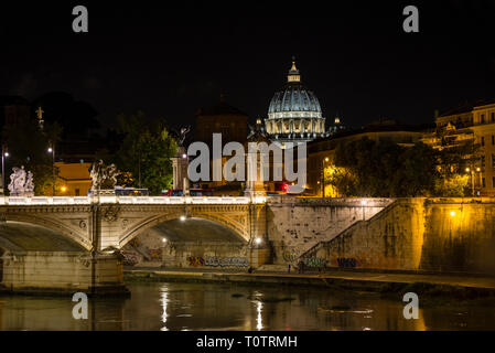 Progettato da Michelangelo, St. Peters Dome di St La Basilica di Pietro a Roma, Italia. Foto Stock