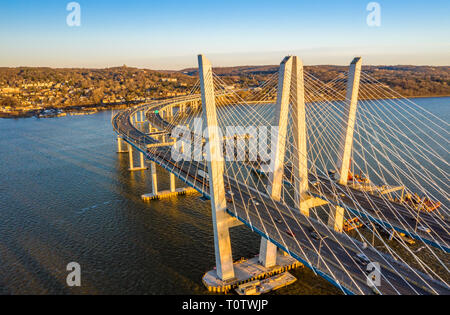 Vista aerea del nuovo Tappan Zee Bridge spanning Fiume Hudson tra Nyack e Tarrytown sul tardo pomeriggio soleggiato Foto Stock