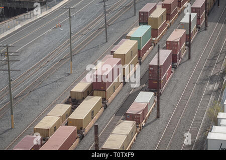 MONTREAL, Canada - 8 Novembre 2018: Railyard con contenitore treni e carri in piedi nel porto industriale di Montreal nel Quebec, uno dei principali Foto Stock