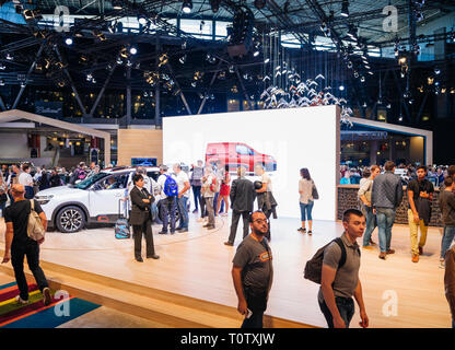 Parigi, Francia - Ott 4, 2018: Visitatori persone ammirando il nuovo lusso Citroen C3 a International car exhibition Mondial Motor Show di Parigi, modello prodotto vettura francese maker Foto Stock