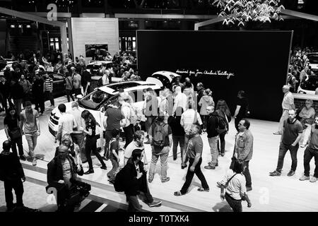 Parigi, Francia - Ott 4, 2018: vista in elevazione dei clienti e curiosi ammirando il nuovo lusso Citroen C3 a International car exhibition Mondial Motor Show di Parigi, modello prodotto vettura francese maker in bianco e nero Foto Stock