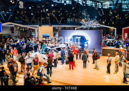 Parigi, Francia - Ott 4, 2018: vista in elevazione dei clienti e curiosi ammirando il nuovo lusso Citroen C3 a International car exhibition Mondial Motor Show di Parigi, modello prodotto vettura francese maker Foto Stock