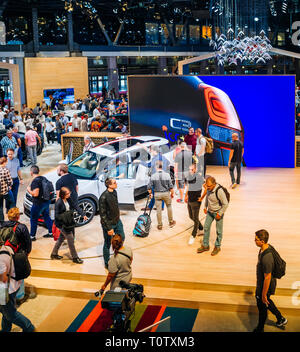 Parigi, Francia - Ott 4, 2018: antenna esposizioni scena con gente ammirando la nuova Citroen C3 a International car exhibition Mondial Motor Show di Parigi, modello prodotto dalla vettura francese maker Foto Stock