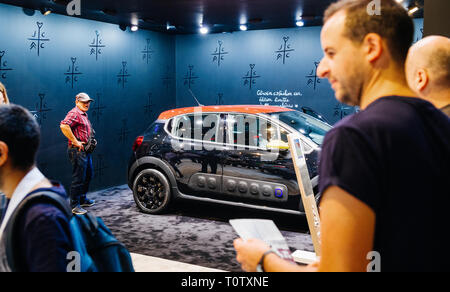 Parigi, Francia - Ott 4, 2018: Visitatori ammirando la nuova Citroen C3 Auto moda limited edition presso International car exhibition Mondial Motor Show di Parigi, modello prodotto da auto maker Foto Stock