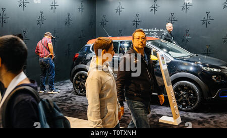 Parigi, Francia - Ott 4, 2018: i clienti e curiosi ammirando la nuova Citroen C3 Auto moda limited edition presso International car exhibition Mondial Motor Show di Parigi, modello prodotto da auto maker Foto Stock