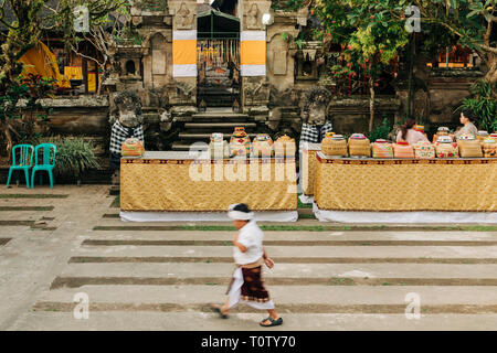 Cerimonia indù nel tempio Balinese Foto Stock