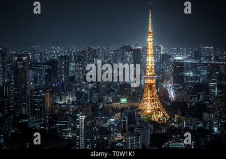 La Torre di Tokyo e il paesaggio urbano di notte visti dalla Torre Mori delle colline Roppongi, Tokyo Giappone Foto Stock