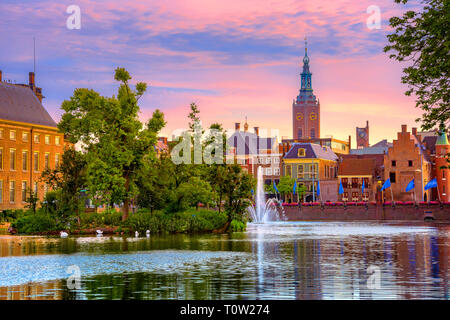 Il Laghetto di Hofvijver (Corte Pond) con il complesso Binnenhof a L'Aia, Paesi Bassi Foto Stock