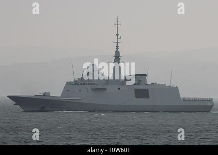 FS Aquitaine (D650), un Aquitaine-class destroyer azionato dalla Marina Militare francese, passando Gourock all'inizio dell'esercizio comune della Warrior 14-1. Foto Stock