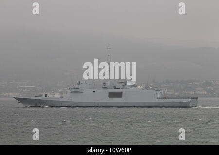 FS Aquitaine (D650), un Aquitaine-class destroyer azionato dalla Marina Militare francese, passando Gourock all'inizio dell'esercizio comune della Warrior 14-1. Foto Stock