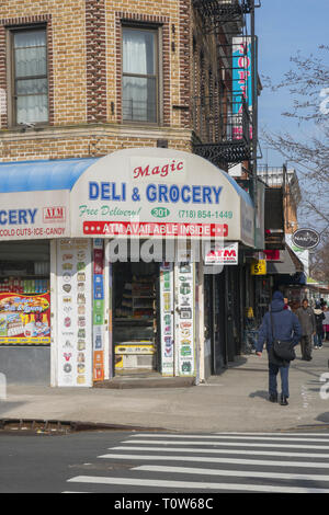 Bodega angolo in stile deli & drogheria sulla Chiesa Avenue nel residenziale quartiere Kensington di Brooklyn, New York. Foto Stock