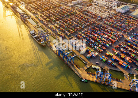 Vista dall'alto di antenna Cat Lai contenitore porta, Ho Chi Minh City con edifici di sviluppo, trasporto, energia infrastruttura di alimentazione. Il Vietnam Foto Stock