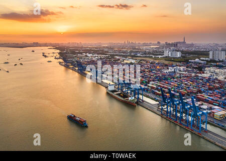 Vista dall'alto di antenna Cat Lai contenitore porta, Ho Chi Minh City con edifici di sviluppo, trasporto, energia infrastruttura di alimentazione. Il Vietnam Foto Stock