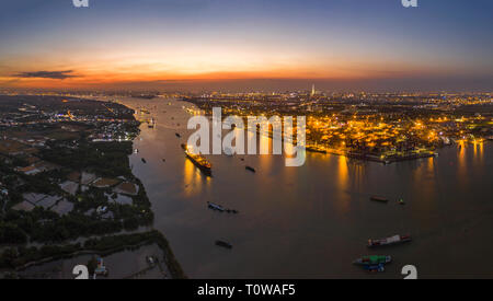 Vista dall'alto di antenna Cat Lai contenitore porta, Ho Chi Minh City con edifici di sviluppo, trasporto, energia infrastruttura di alimentazione. Il Vietnam Foto Stock