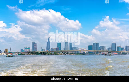Kyscrapers visto dal riverside che mostra lo sviluppo urbano con architettura moderna a portare international Foto Stock