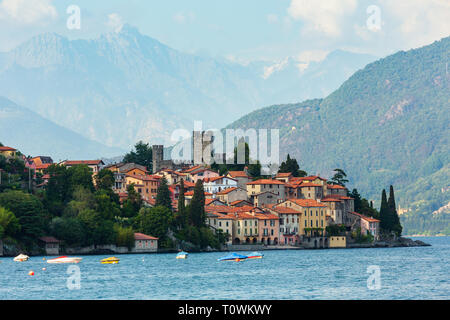 Il lago di Como, Italia - 12 Giugno 2012: Estate Lago vista dal bordo della nave. Fortezza Fortezza tardo romana di San Siro su hill top view, Santa Maria Rez Foto Stock