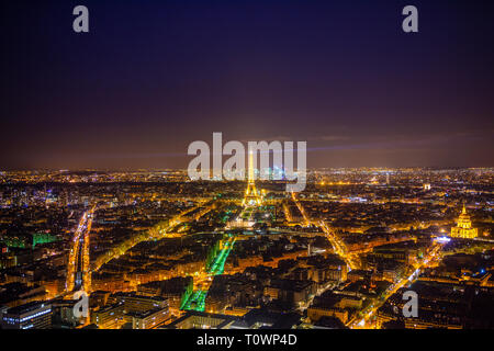 Antenna vista panoramica della magnifica città di Parigi con la Torre Eiffel (Tour Eiffel) illuminato di notte. Parigi, Francia, Europa Foto Stock