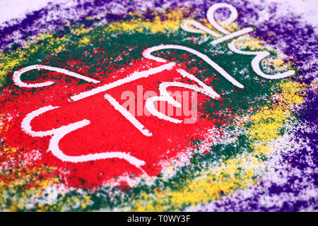 Holi hai scritto su holi organici in polvere. Foto Stock