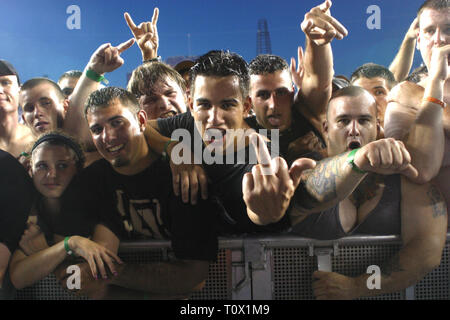 Una prima fila ventola è mostrato esprimendo il suo parere per la telecamera in tra atti all'esecuzione di un concerto. Foto Stock