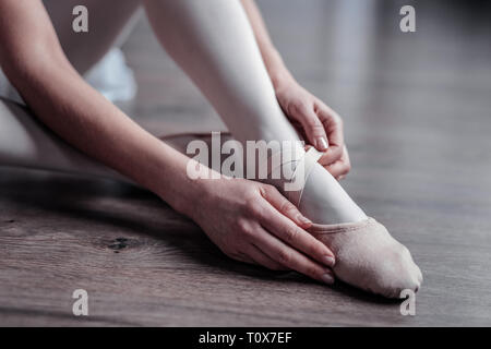 Vista dall'alto di un ballerini piedi nella scarpa Foto Stock