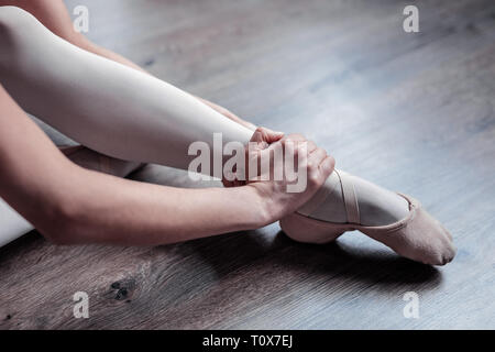 Nice professional giovane ballerina tenendo la gamba Foto Stock