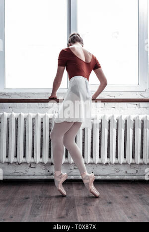 Nice professional giovane ballerino tenendo le barre Foto Stock