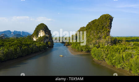 Vista da sopra, splendida vista aerea di Khao Khanap Nam in Krabi town, Thailandia. Foto Stock