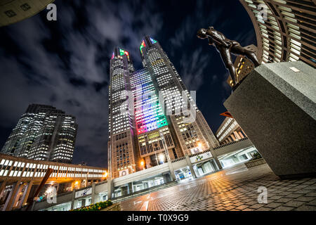 TOKYO, Giappone - Nov29 2017: ricerca di vista notturna del Governo Metropolitano di Tokyo edificio con Tokyo Olimpiadi 2020 logo su Nov.29 2017 a Tokyo Foto Stock