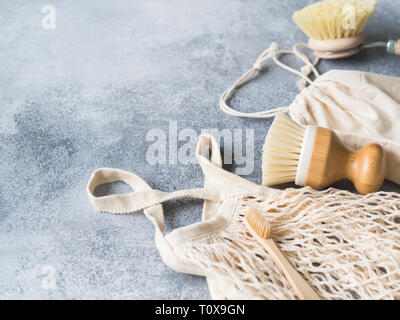 Piatto di spazzole di lavaggio, gli spazzolini da denti di bambù, borsa riutilizzabile. Uno stile di vita sostenibile rifiuti zero concetto. Pulizia senza residui. No oggetti in plastica. spazio copia Foto Stock