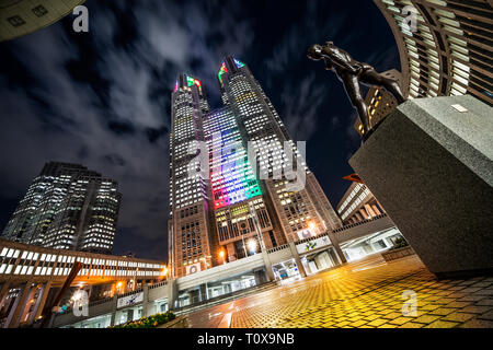 TOKYO, Giappone - Nov29 2017: ricerca di vista notturna del Governo Metropolitano di Tokyo edificio con Tokyo Olimpiadi 2020 logo su Nov.29 2017 a Tokyo Foto Stock