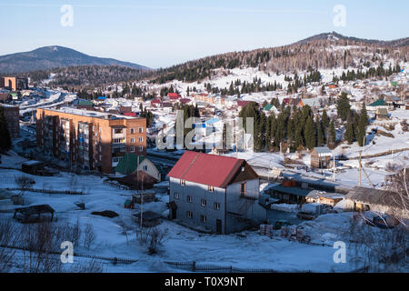 Vista di Sheregesh urbano-insediamento tipo in montagna Shoria. La Siberia - Russia. Foto Stock